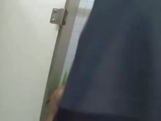 2 noirs tâtonner et molest lassie sur une toilettes