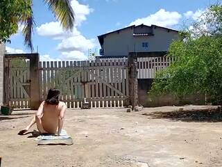 Ehefrau nimmt ein sunbath und displays sie nackt körper bis. | xhamster