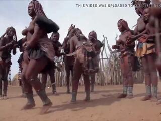 Αφρικάνικο himba γυναίκες χορός και κούνια τους saggy βυζιά γύρω