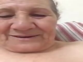 En gammel kvinne videoer seg selv