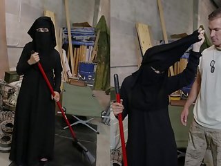Tour van kont - moslim vrouw sweeping vloer krijgt noticed door randy amerikaans soldier