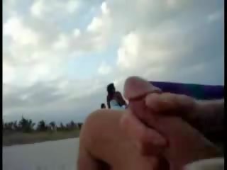 Amerikkalainen matkailualueen nykiminen päällä the ranta kun taas nainen passing mukaan video-