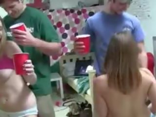 Penetrate petrecere pe colegiu cu alcohol
