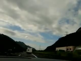Bystiga italienska lora masturberar på den highway