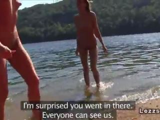 Skupina na lezbické priateľka nahé na lake